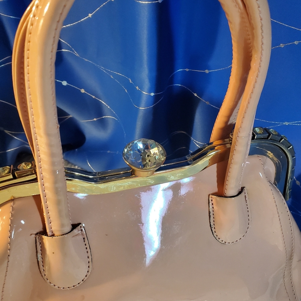 Elegant Handbag with a Vintage-Syle Metal Frame and a Crystal Closure - Picture 13 of 13